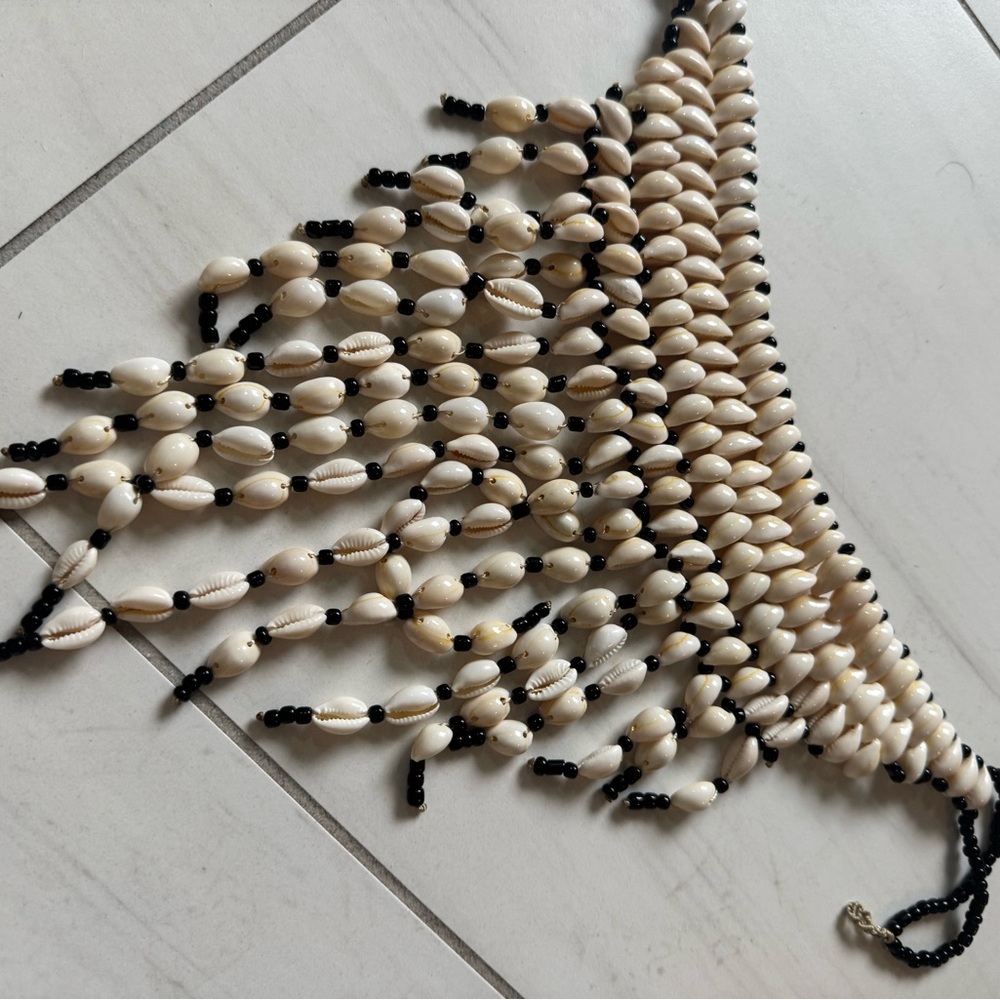 Elegant Shell and Bead Necklace